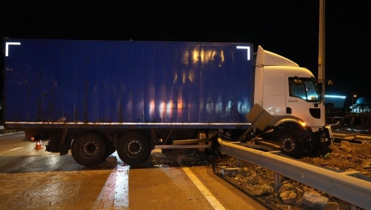 Kontrolden çıkan kamyon refüje çıktı