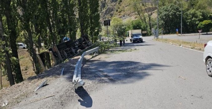 Freni boşalan kamyon uçuruma yuvarlandı: 1 ölü
