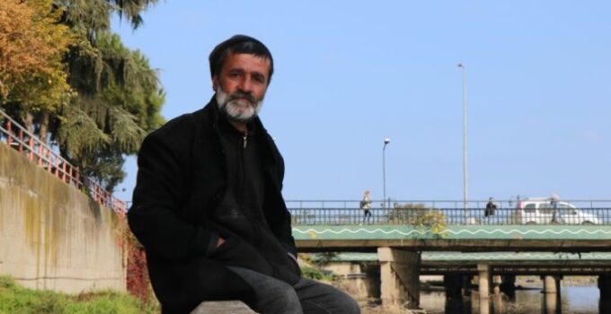 Farelerle dostluğu ile bilinen adam, otobüs durağında ölü bulundu