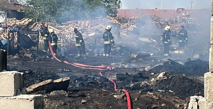 Konya’da iş yerinde çıkan yangın bahçedeki tahta paletlere sıçradı