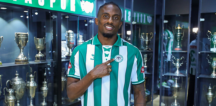 Konyaspor yeni transferine imzayı attırdı