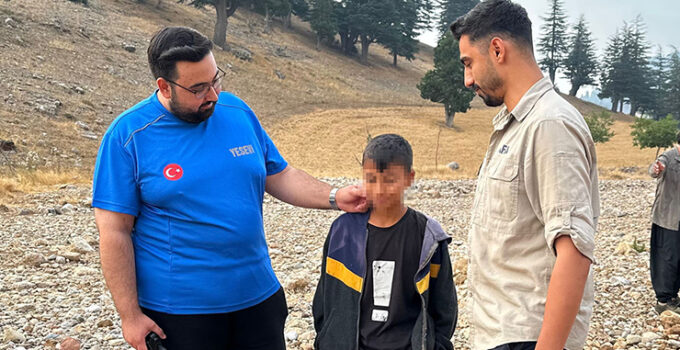 Adana’da kayıp olarak aranan çocuk komşusunun damında uyurken bulundu