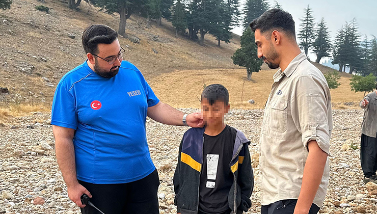 Adana’da kayıp olarak aranan çocuk komşusunun damında uyurken bulundu