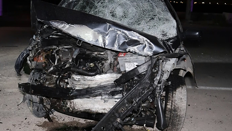 Aksaray’da kontrolden çıkan otomobil duvara çarpıp yola savruldu: 1 ağır yaralı