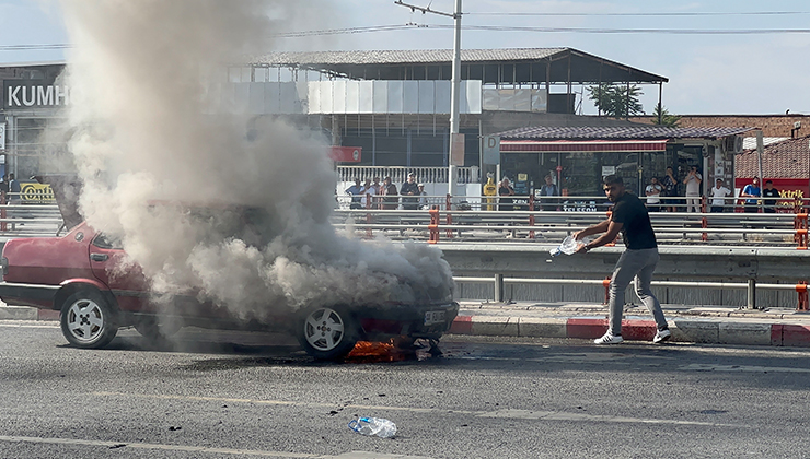 Alev alan otomobilini kendi çabasıyla söndürmeye çalıştı