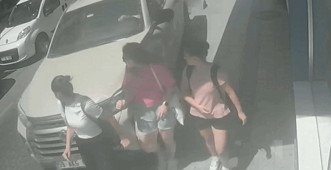 Alkollü sürücü kaldırımda yürüyen yayalara çarptı: 2 yaralı