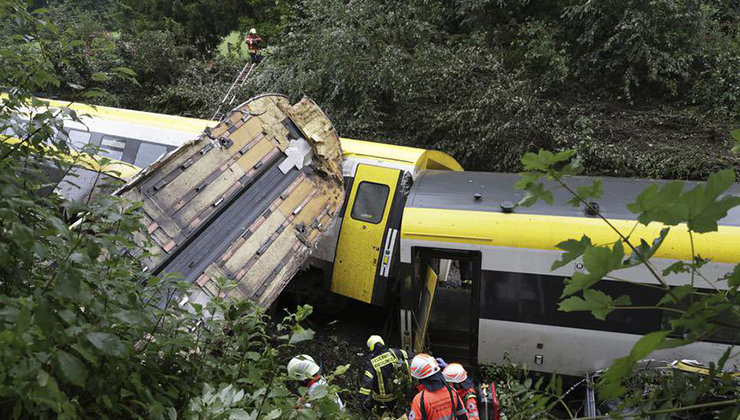 Almanya’da yolcu treni raydan çıktı: 3 ölü, 41 yaralı