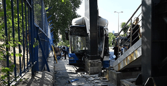 Ankara’da belediye otobüsünün karıştığı zincirleme kazada 20 kişi yaralandı