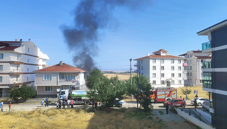Ankara’da garajda park halinde bulunan araç yanarak kül oldu