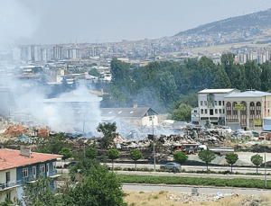 Ankara’da otluk alanda çıkan yangın fayans deposunu küle çevirdi