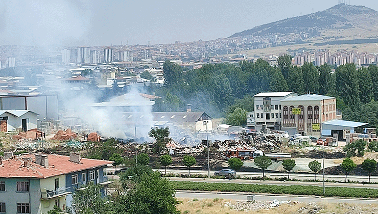 Ankara’da otluk alanda çıkan yangın fayans deposunu küle çevirdi
