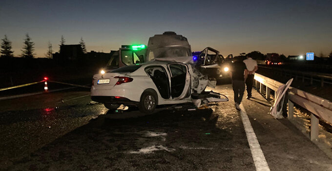 Ankara’da ters yöne giren araç minibüs ile kafa kafaya çarpıştı: 1 ölü