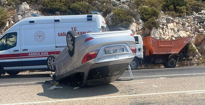 Antalya’da çöp kamyonuna çarpan araç takla attı: 3 yaralı