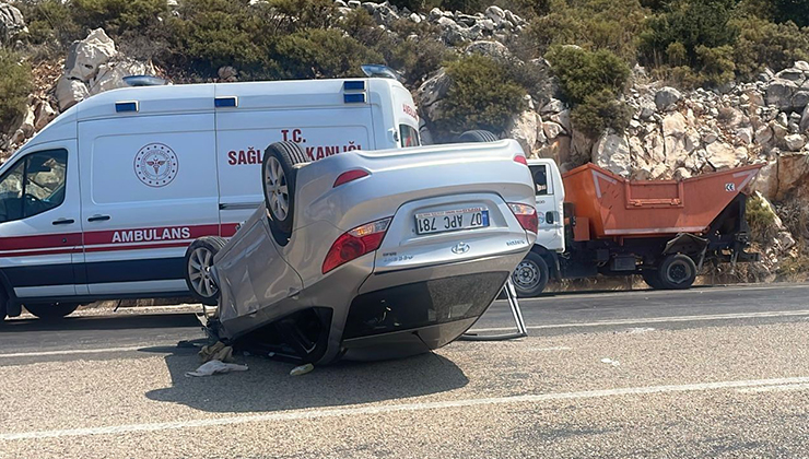 Antalya’da çöp kamyonuna çarpan araç takla attı: 3 yaralı