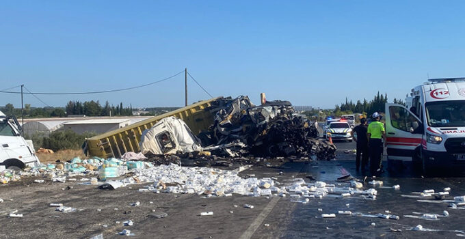 Antalya’da iki tır çarpıştı: 1 ölü, 1 yaralı