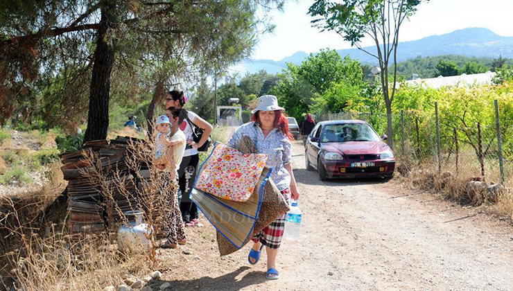 Antalya’nın üç ilçesinde orman yangını: Evler tahliye ediliyor
