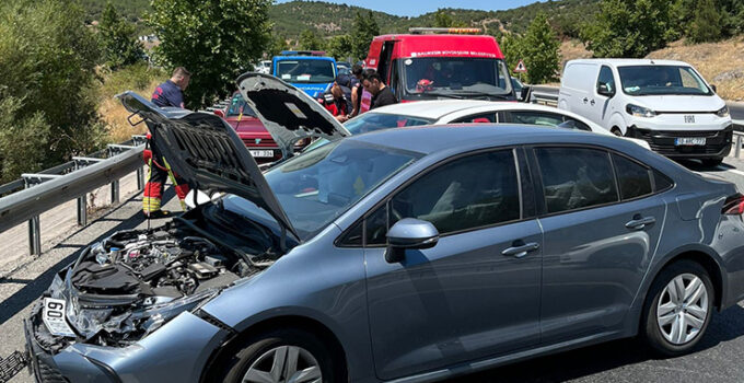 Asfaltın erimesi zincirleme kazaya neden oldu: 8 yaralı