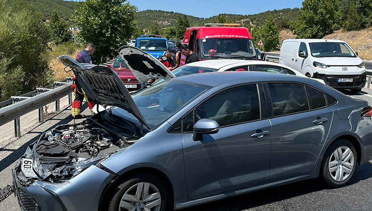 Asfaltın erimesi zincirleme kazaya neden oldu: 8 yaralı