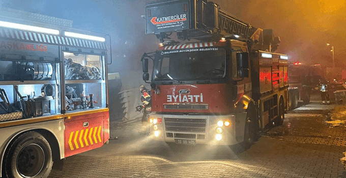Ayvalık’ta zeytinyağı paketleme bölümündeki yangın söndürüldü