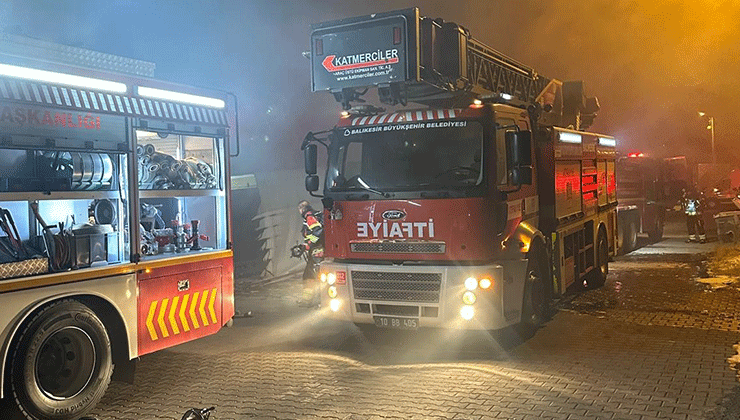 Ayvalık’ta zeytinyağı paketleme bölümündeki yangın söndürüldü
