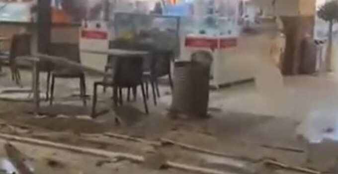 Beylikdüzü’nde AVM’nin yemek katının asma tavanı çöktü: 1 kişi yaralandı