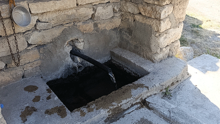 Beyşehir’de yeniden akmaya başlayan çeşme mahalle sakinlerinin yüzünü güldürdü