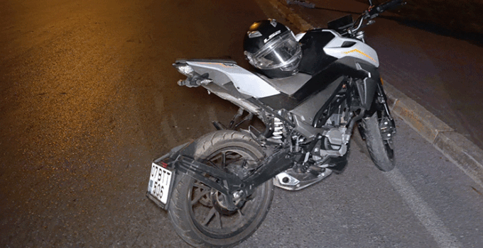 Bordür taşına çarpan motosikletin sürücüsü yaralandı