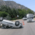 Bordür taşına çarpıp takla attı: 1 yaralı