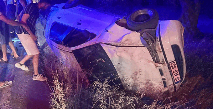 Burhaniye’de otomobil tek taraflı kazaya karıştı: 3 kişi yaralandı