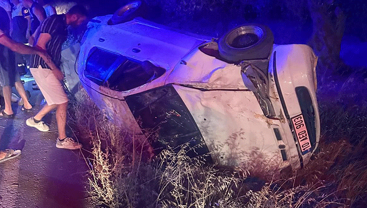 Burhaniye’de otomobil tek taraflı kazaya karıştı: 3 kişi yaralandı