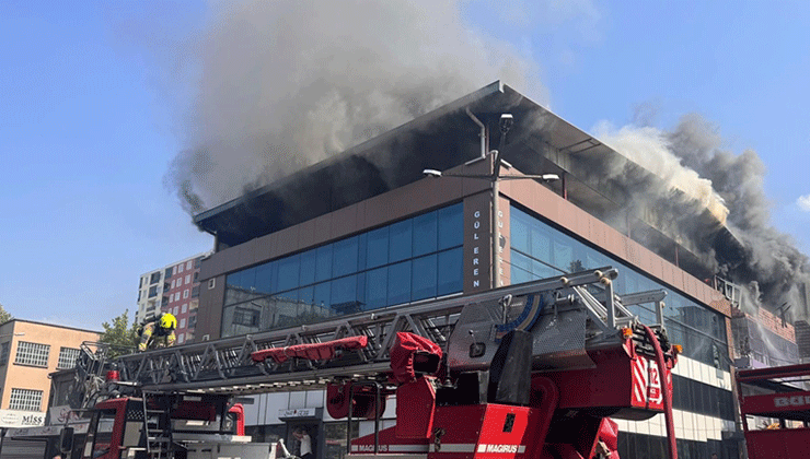 Bursa’da tekstil mağazasında çıkan yangına müdahale ediliyor