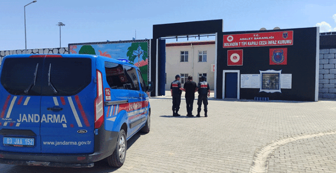 Çeşitli suçlardan aranan şahsı jandarma yakaladı