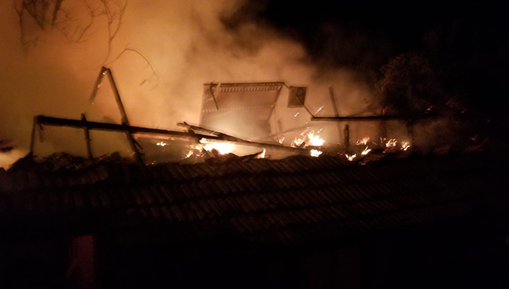 Çorum’da çıkan yangında 2 ev, 2 garaj ve 1 ahır kül oldu