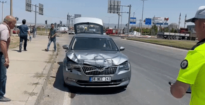 Çorum’da iki otomobil çarpıştı: 3 yaralı