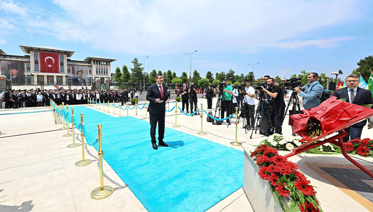 Cumhurbaşkanı Yardımcısı Yılmaz, 15 Temmuz Anıtı’na çelenk bıraktı