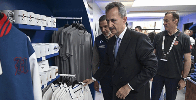 Cumhurbaşkanlığı Savunma Sanayii Başkanı Haluk Görgün, Vakıf Mağaza’yı ziyaret etti