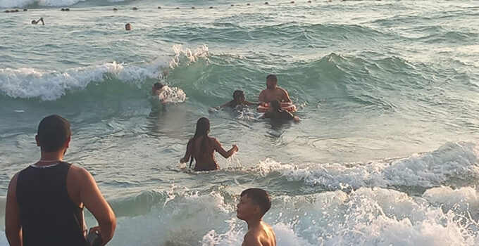 Denizde akıntıya kapılan 3 kız çocuğunun ölümle, yaşam arasındaki mücadele anları kamerada
