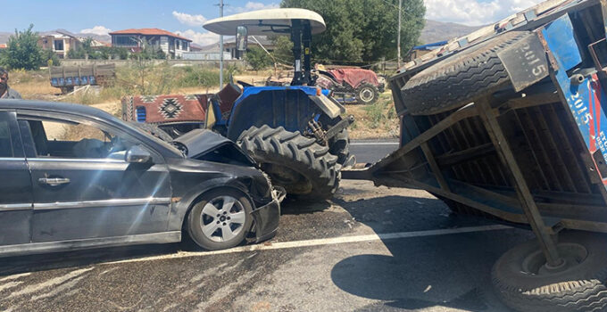 Doğanşehir’de otomobil, traktör römorkuna çarptı: 2 yaralı