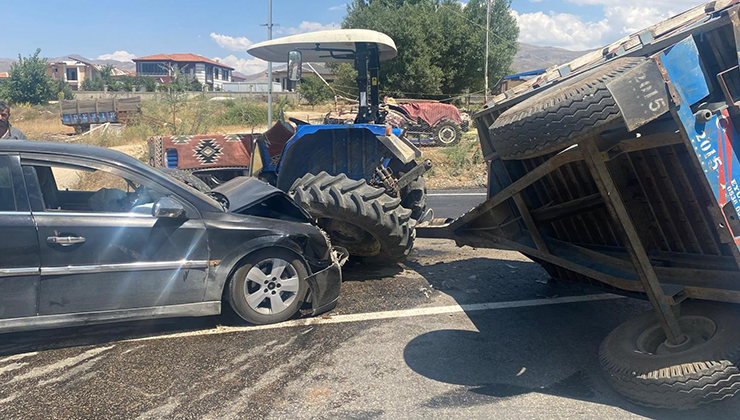 Doğanşehir’de otomobil, traktör römorkuna çarptı: 2 yaralı