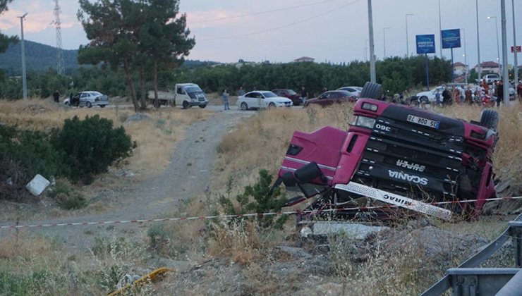 Domates yüklü kamyon şarampole devrildi: 1 ölü