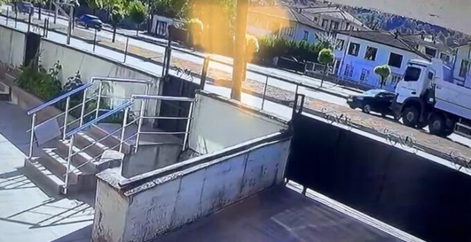 Düzce’de kamyon ile otomobil çarpıştı: 1 ölü