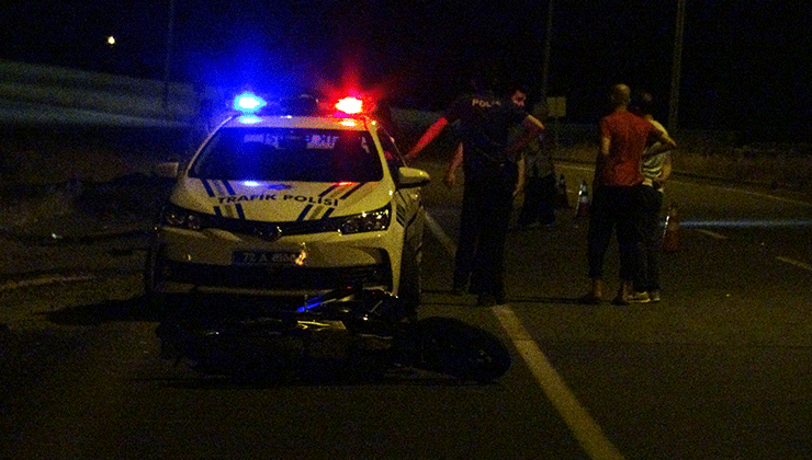 Refüjdeki direğe çarpıp bacağı kopan motosiklet sürücüsü öldü