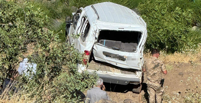 Elazığ’da hafif ticari araç şarampole uçtu: 1 ölü