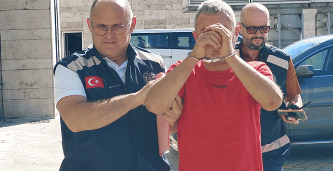 Eşini ve kızını hastanelik edip polise bıçak çekip direnen şahıs tutuklandı