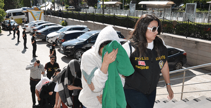 Eskişehir’de fuhuş operasyonunda 19 şüpheli yakalandı