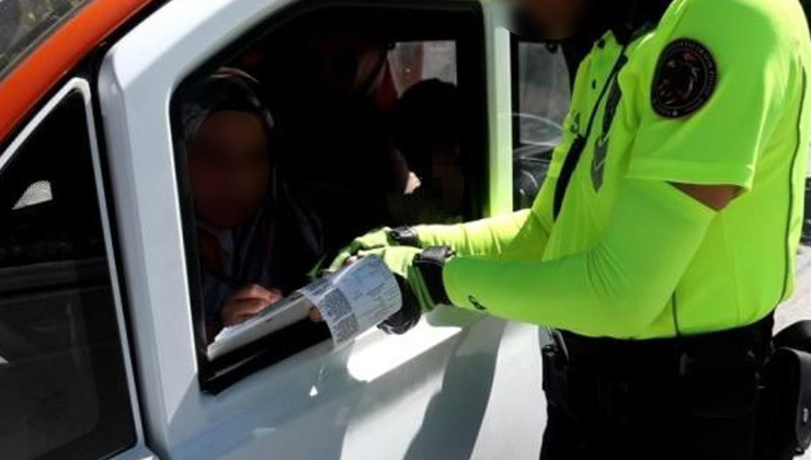 Fazla yolcu taşıyan sürücüden polise ‘3 çocuk 1 kişi yapar’ savunması