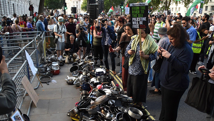 Gazze’yi açlığa mahkum eden İsrail, İngiltere’de tencere ve tavalarla protesto edildi