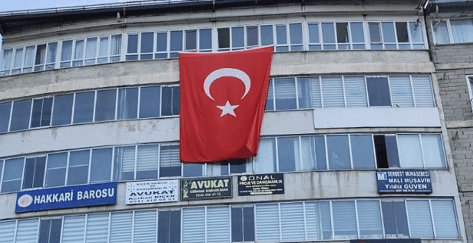 Hakkari’de ‘Terörsüz Türkiye’ye bayraklı destek