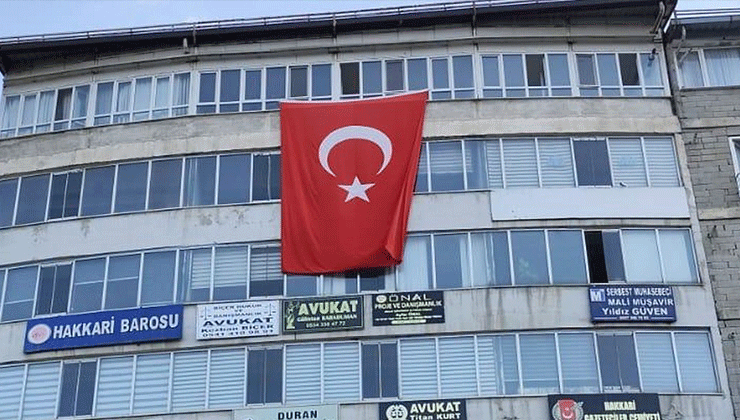 Hakkari’de ‘Terörsüz Türkiye’ye bayraklı destek