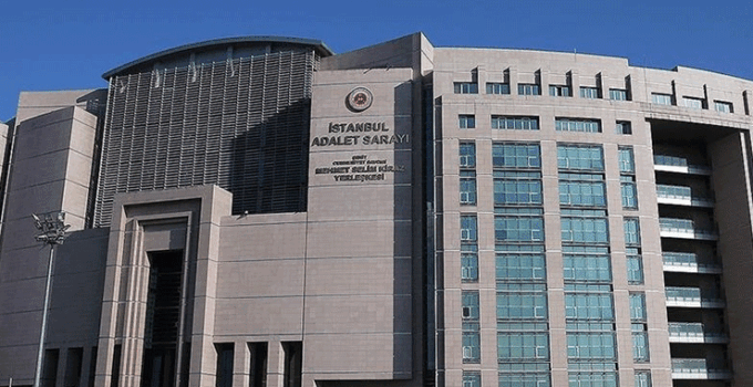 Hazreti Muhammed’in karikatür çizimini yayımlayan derginin yazı işleri müdürü için yakalama talimatı